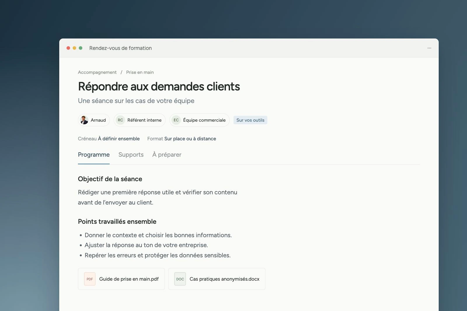 Composition illustrative d’un rendez-vous de formation sur les réponses clients, avec le programme de la séance et les supports à conserver.